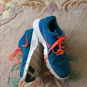 nike orange sneakers womens